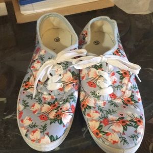 𝅺UNBRANDED used womens floral shoes size 10 please look at the pics